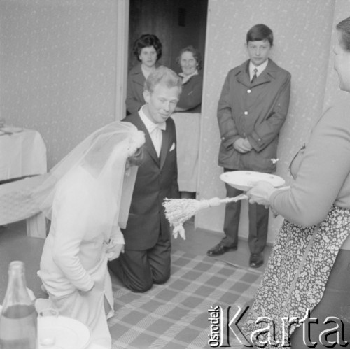 1966, Chojnów, woj. wrocławskie, Polska.
Rodzice błogosławią młodą parę.
Fot. Bogdan Łopieński, zbiory Ośrodka KARTA