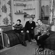 Po 1967, Zakopane, woj. krakowskie, Polska.
Andrzej Bachleda-Curuś z synami - Janem (po lewej) i Andrzejem (po prawej).
Fot. Bogdan Łopieński, zbiory Ośrodka KARTA