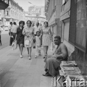 1971, prawdopodobnie Kair, Egipt.
Przechodnie na ulicy.
Fot. Bogdan Łopieński, zbiory Ośrodka KARTA