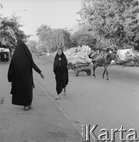 1971, Egipt.
Kobiety na ulicy.
Fot. Bogdan Łopieński, zbiory Ośrodka KARTA