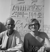 1971, Sakkara, Egipt.
Bogdan Łopieński (po prawej) na tle tablicy z hieroglifami.
Fot. NN, zbiory Ośrodka KARTA