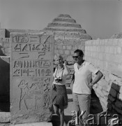 1971, Sakkara, Egipt.
Barbara N. Łopieńska przy tablicy z hieroglifami. W tle piramida schodkowa Dżesera zaprojektowana przez Imhotepa.
Fot. Bogdan Łopieński, zbiory Ośrodka KARTA
