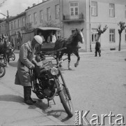 Lata 60., prawdopodobnie Pułtusk, woj. warszawskie, 
Motocyklista.
Fot. Bogdan Łopieński, zbiory Ośrodka KARTA