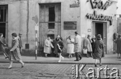 1963, Warszawa, Polska.
Bar Mleczny na skrzyżowaniu ulic Targowej i Ząbkowskiej.
Fot. Bogdan Łopieński, zbiory Ośrodka KARTA