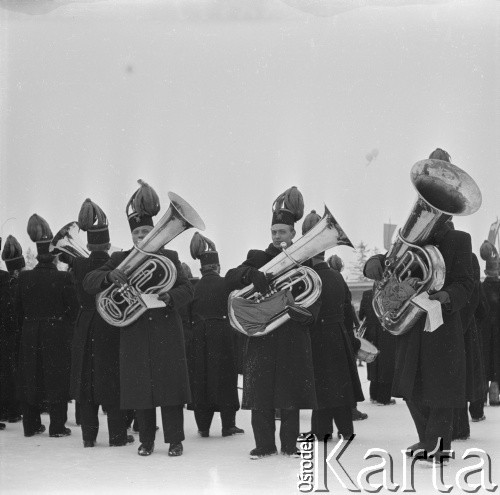 1962, Zakopane, woj. krakowskie, Polska.
Orkiestra podczas zawodów narciarskich FIS.
Fot. Bogdan Łopieński, zbiory Ośrodka KARTA