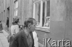 Po 16.10.1978, Wadowice, woj. krakowskie.
Mieszkańcy przed domem rodzinnym Karola Wojtyły, który 16.10.1978 został wybrany papieżem i przyjął imię Jan Paweł II.
Fot. Bogdan Łopieński, zbiory Ośrodka KARTA