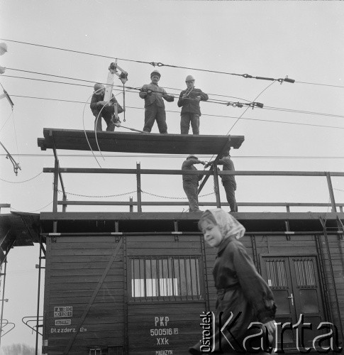 1967, Pożóg, woj. lubelskie, Polska.
Elektryfikacja kolei na odcinku Warszawa-Lublin.
Fot. Bogdan Łopieński, zbiory Ośrodka KARTA