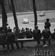 Ok. 1970, Polska.
Rajd samochodowy. Na fotografii samochody marki Fiat 126p.
Fot. Bogdan Łopieński, zbiory Ośrodka KARTA