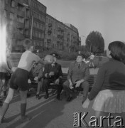 1967, Warszawa, Polska.
Kuratorzy grają w piłkę z trudną młodzieżą na Ochocie.
Fot. Bogdan Łopieński, zbiory Ośrodka KARTA