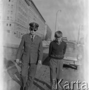 1967, Warszawa, Polska.
Kurator z podopiecznym na Ochocie.
Fot. Bogdan Łopieński, zbiory Ośrodka KARTA