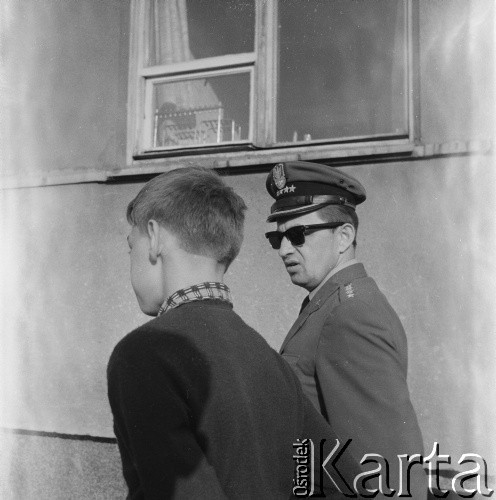 1967, Warszawa, Polska.
Kurator z podopiecznym na Ochocie.
Fot. Bogdan Łopieński, zbiory Ośrodka KARTA