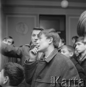 1967, Warszawa, Polska.
Młodzież na wystawie.
Fot. Bogdan Łopieński, zbiory Ośrodka KARTA