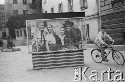 1960, Warszawa, Polska.
Chłopiec na rowerze przed kinem Skarpa. W gablocie fotosy z filmu 
