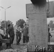 22 lipca–22 sierpnia 1965, Elbląg, woj. gdańskie, Polska.
I Biennale Form Przestrzennych w Elblągu. Montaż rzeźby Antoniego Milkowskiego (2. z prawej) 
