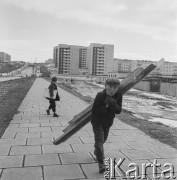 Ok. 1969, Ułan Bator, Mongolia.
Dziecko niosące drewniane belki.
Fot. Bogdan Łopieński, zbiory Ośrodka KARTA