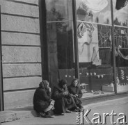 1965, Rostów nad Donem, ZSRR.
Kobiety siedzące na krawężniku. W tle drogeria.
Fot. Bogdan Łopieński, zbiory Ośrodka KARTA