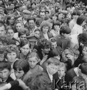 1966, Ciepielów, woj. kieleckie, Polska.
Tłum podczas obchodów święta ludowego.
Fot. Bogdan Łopieński, zbiory Ośrodka KARTA