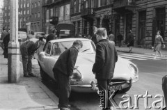 1962, Warszawa, Polska.
Chłopcy przy samochodzie marki Jaguar.
Fot. Bogdan Łopieński, zbiory Ośrodka KARTA