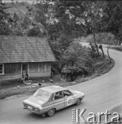 Lata 70., Polska.
Rajd samochodowy. Na fotografii samochód Renault 12 Gordini.
Fot. Bogdan Łopieński, zbiory Ośrodka KARTA