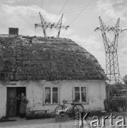 1967, Polska.
Elektryfikacja wsi.
Fot. Bogdan Łopieński, zbiory Ośrodka KARTA