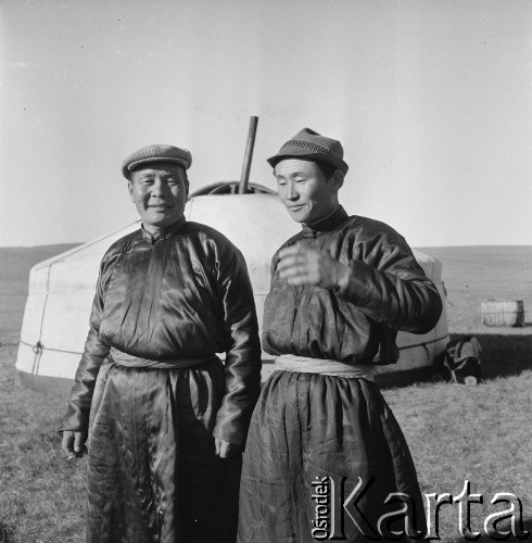 1969, Mongolia.
Mężczyźni przed jurtą.
Fot. Bogdan Łopieński, zbiory Ośrodka KARTA