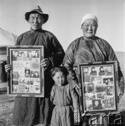 1969, Mongolia.
Rodzina z fotografiami rodzinnymi w ramach, w których niegdyś trzymano obrazy lamaickie.
Fot. Bogdan Łopieński, zbiory Ośrodka KARTA