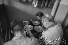 1970, Strzelce Opolskie, woj. opolskie, Polska.
Więźniowie podczas spożywania posiłku.
Fot. Bogdan Łopieński, zbiory Ośrodka KARTA