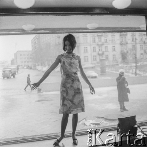 1966-1967, Warszawa, Polska.
Aktorka Pola Raksa pozuje do zdjęć na witrynie sklepowej.
Fot. Bogdan Łopieński, zbiory Ośrodka KARTA