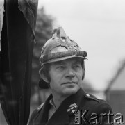 1973, Łącko, woj. krakowskie, Polska.
Władysław Hasior w kasku strażackim podczas akcji artystycznej 