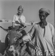 Ok. 1971, Egipt.
Bartara N. Łopieńska na mule, obok Egipcjanin.
Fot. Bogdan Łopieński, zbiory Ośrodka KARTA