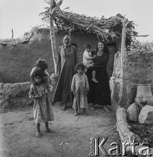 1971, Egipt.
Rodzina przed domem.
Fot. Bogdan Łopieński, zbiory Ośrodka KARTA