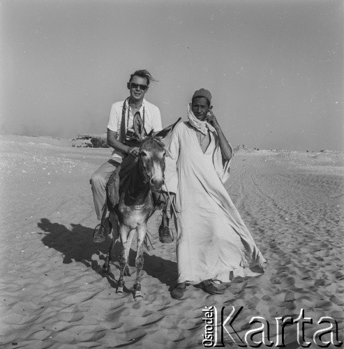 1971, Egipt.
Turysta na mule z przewodnikiem.
Fot. Bogdan Łopieński, zbiory Ośrodka KARTA