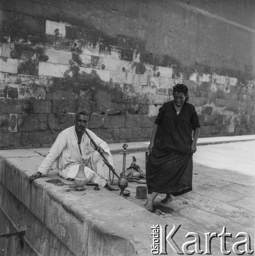 1971, prawdopodobnie Kair, Egipt.
Egipcjanin z fajką wodną.
Fot. Bogdan Łopieński, zbiory Ośrodka KARTA