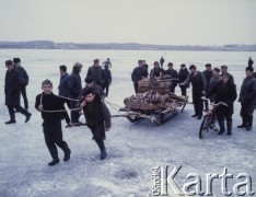 Ok. 1976, okolice Rovaniemi, Finlandia.
Łowienie ryb w przeręblu.
Fot. Bogdan Łopieński, zbiory Ośrodka KARTA