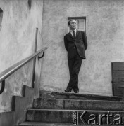1966, Warszawa, Polska.
Artysta Jan Lenica na Starym Mieście.
Fot. Bogdan Łopieński, zbiory Ośrodka KARTA