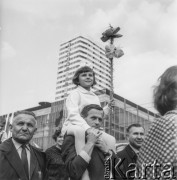 Lata 60.-70., Warszawa, Polska.
Pochód pierwszomajowy.
Fot. Bogdan Łopieński, zbiory Ośrodka KARTA