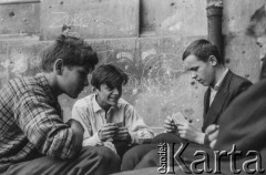 1957, Warszawa, Polska.
Chłopcy grający w karty przy ul. Miedzianej.
Fot. Bogdan Łopieński, zbiory Ośrodka KARTA