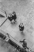 1957, Warszawa, Polska.
Dzieci bawiące się na ul. Miedzianej.
Fot. Bogdan Łopieński, zbiory Ośrodka KARTA