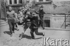 1957, Warszawa, Polska.
Dzieci bawiące się na ul. Miedzianej.
Fot. Bogdan Łopieński, zbiory Ośrodka KARTA