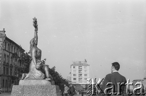Po 1962, Warszawa, Polska.
Pomnik Partyzanta przy ul. Smolnej, zaprojektowany w 1962 roku przez Wacława Kowalika.
Fot. Bogdan Łopieński, zbiory Ośrodka KARTA