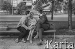 1959, Warszawa, Polska.
Mężczyźni i kobieta na ławce.
Fot. Bogdan Łopieński, zbiory Ośrodka KARTA