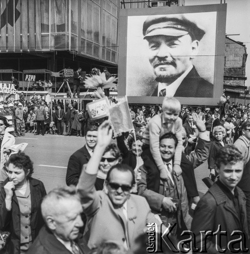 1.05.1969, Warszawa, Polska.
Pochód pierwszomajowy, w tle portret Włodzimierza Lenina.
Fot. Bogdan Łopieński, zbiory Ośrodka KARTA