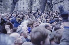 10.11.1980, Warszawa, Polska.
Manifestacja pod budynkiem Sądu Najwyższego przy ul. Okopowej podczas rejestracji NSZZ 