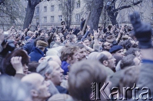 10.11.1980, Warszawa, Polska.
Manifestacja pod budynkiem Sądu Najwyższego przy ul. Okopowej podczas rejestracji NSZZ 