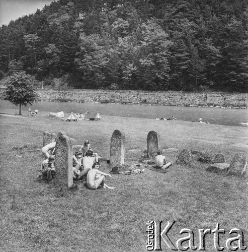 1974, Piwniczna-Zdrój, Polska.
Studenci na terenie dawnego cmentarza żydowskiego.
Fot. Bogdan Łopieński, zbiory Ośrodka KARTA