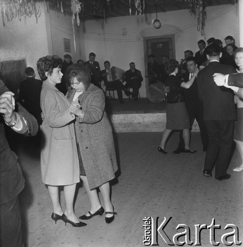 1967, okolice Terespola, woj. lubelskie, Polska.
Dancing.
Fot. Bogdan Łopieński, zbiory Ośrodka KARTA