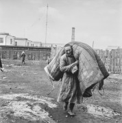 1969, Ułan Bator, Mongolia.
Mężczyzna podczas pracy.
Fot. Bogdan Łopieński, zbiory Ośrodka KARTA