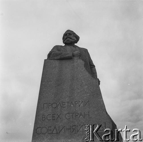 1965, Moskwa, ZSRR
Pomnik Karola Marksa na placu Teatralnym, odsłonięty w 1961 roku.
Fot. Bogdan Łopieński, zbiory Ośrodka KARTA