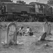 1974, Piwniczna-Zdrój, Polska.
Studenci na terenie dawnego cmentarza żydowskiego. Tytuł autora: 