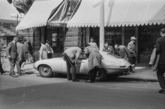 1962, Warszawa, Polska.
Samochód marki Jaguar na ulicach Warszawy.
Fot. Bogdan Łopieński, zbiory Ośrodka KARTA